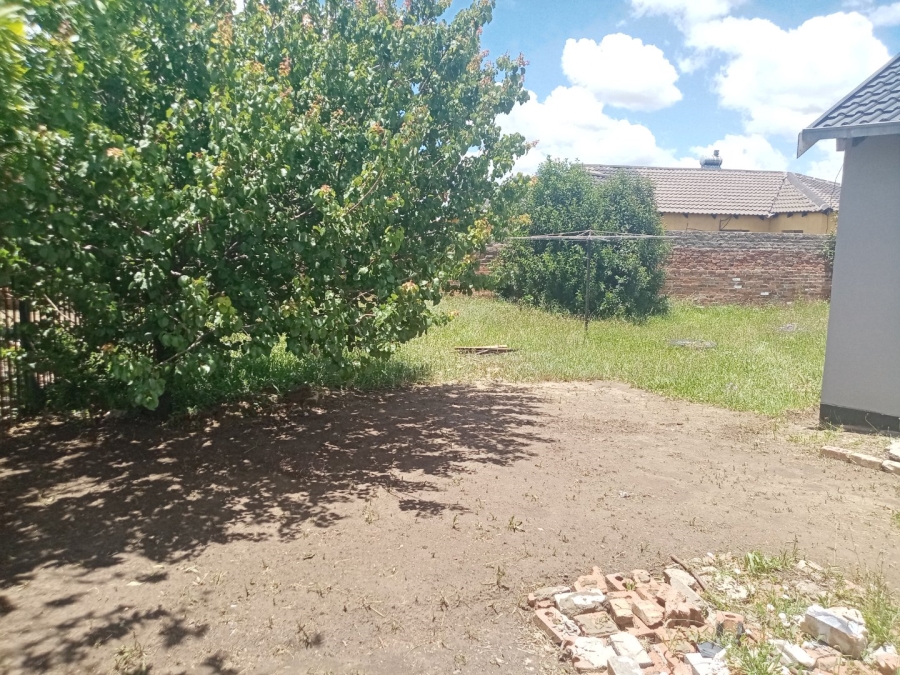 2 Bedroom Property for Sale in Molifi Tau Kloof Free State